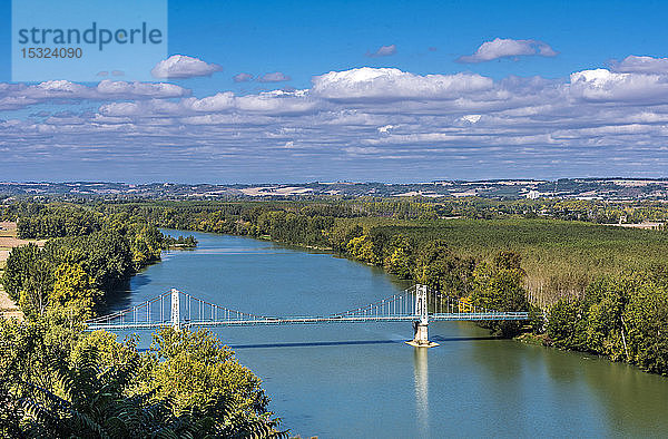 Frankreich  Tarn-et-Garonne  Brücke über die Garonne in Auvillar (schönstes Dorf Frankreichs) (Jakobsweg)