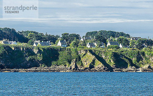 Frankreich  Bretagne  Häuser an der Küste der Ile de Groix