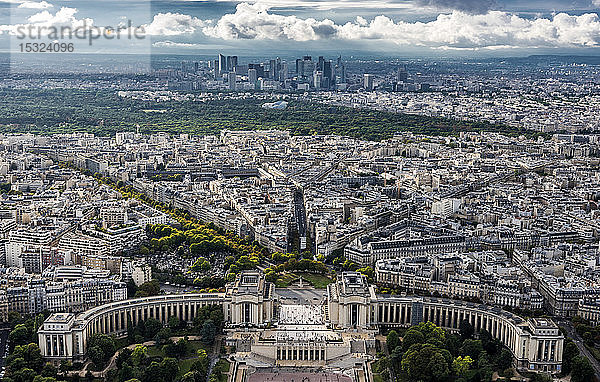 Frankreich  Paris  16. Arrondissement von Paris  Blick vom Eiffelturm (Trocadero  Bois de Boulogne mit der Louis Vuitton-Stiftung  Geschäftsviertel La Defense)