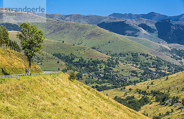 Frankreich  Haute-Garonne  Luchonnais  vallee du Larboust Blick vom Col de Peyresourde