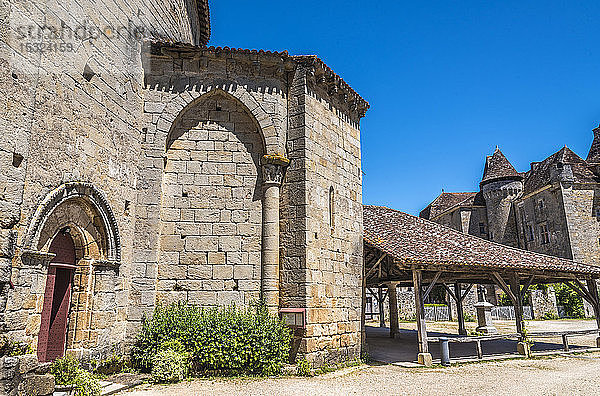 Frankreich  Dordogne  Perigord Vert  Saint-Jean-de-Cole (Plus Beau Village de France - Schönstes Dorf Frankreichs)  Apsis der Kirche Saint-Jean Baptiste (11. Jahrhundert)  alte Markthalle und Chateau de la Marthonie (16. - 17. Jahrhundert)