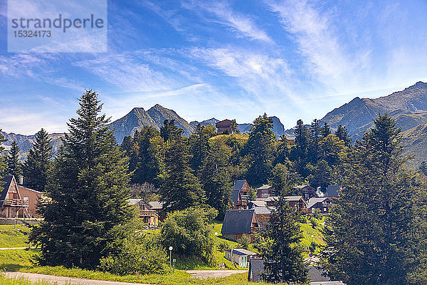 Blick auf Chalets im Skigebiet Guzet - Schnee im Sommer. Couserans-Pyrenäen  Ustou-Tal  Ariege  Okzitanien  Frankreich.