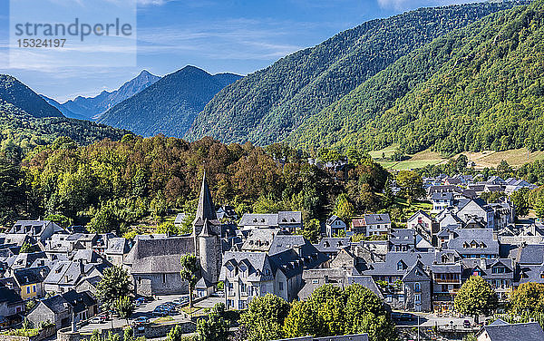 Frankreich  Hautes-Pyrenees  Blick auf Arreau und auf das Aure-Tal (Jakobsweg)