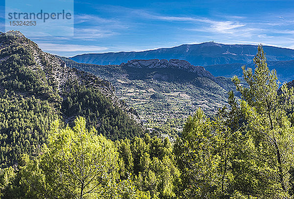 Frankreich  Drome  Regionaler Naturpark der provenzalischen Baronnies  Landschaft  der Berg Mont Ventoux im Hintergrund