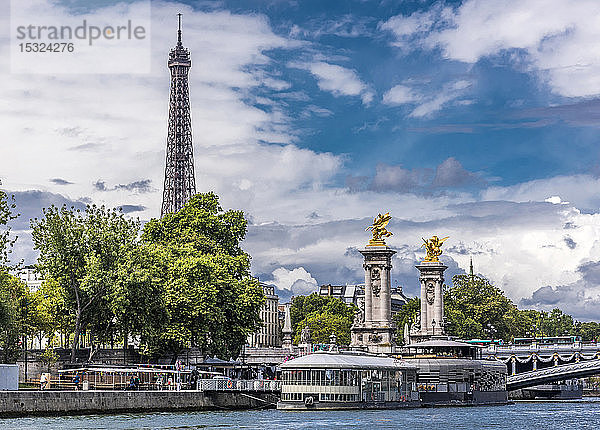 Frankreich  7. Arrondissement von Paris  Eiffelturm  Pont Alexandre III über der Seine und Rosa Bonheur und Flow barges-restaurant