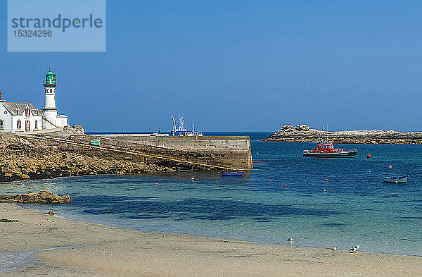 Frankreich  Bretagne  Ile de Sein  Hafen und Leuchtturm von Men Brial