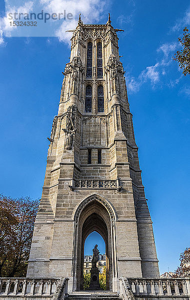 Frankreich  Paris  4. Arrondissement  Saint-Jacques-Turm (Tour Saint-Jacques) (16. Jahrhundert  extravagante Gotik  historisches Denkmal)  Statue von Blaise Pascal von Jules Cavelier