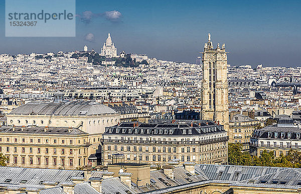 Frankreich  Paris  4. Arrondissement  Blick auf den Tour Saint-Jacques und das Sacre-Coeur de Montmartre (Heiliges Herz von Paris) von den Türmen der Kathedrale Notre-Dame