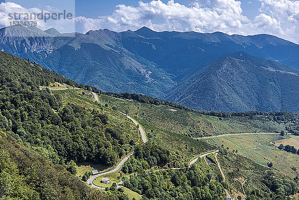 Frankreich  Hautes Pyrenees  Col d'Aspin (1489 Meter hoch) Blick auf das Aure-Tal