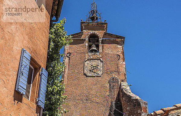 Frankreich  Vaucluse  Glockenturm von Roussillon (Plus Beaux Villages de France - Die schönsten Dörfer Frankreichs)