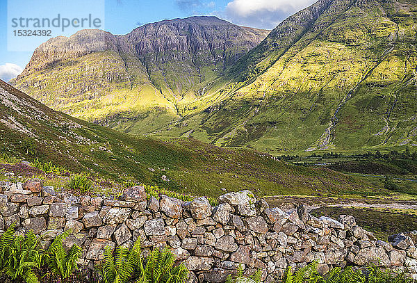 Europa  Großbritannien  Schottland  Highlands und Lochaber Geopark  Glen Coe Tal  Ort der Nachbildung von Hagrids Hütte (Harry Potter Film) und der Dreharbeiten zum Skyfall Film (James Bond)