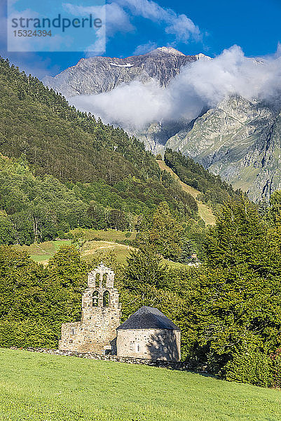 Frankreich  Hautes-Pyrenees  Vallee d'Aurec  Aragnouet Le Plan  Kapelle Notre Dame de l'Assomption auch bekannt als Chapelle des Templiers (Chapelle des Hospitaliers de Jerusalem) (12.-13. Jahrhundert) Jakobsweg (UNESCO-Welterbe)