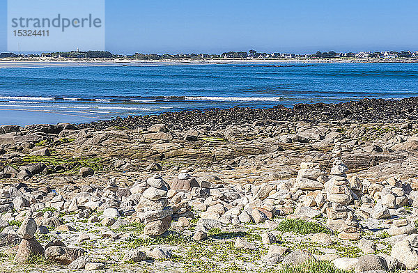 Frankreich  Bretagne  Bucht von Audierne  Penmarch  Strand von Pors Carn von der Landzunge von la Torche und Saint-Guenole in der Ferne gesehen