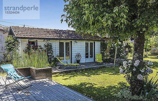 Frankreich  Bucht von Arcachon  kleines Haus in einem privaten Garten