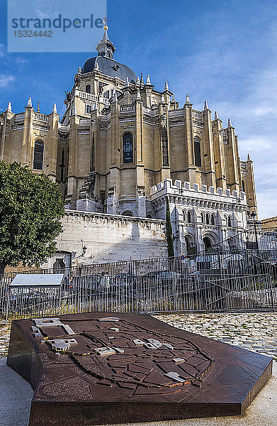 Spanien  Madrid  Parque Emir Mohamed 1  Ruinen der islamischen Mauer (9. Jahrhundert) und Kathedrale Santa Maria la Real de la Almudena