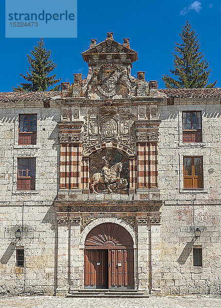Spanien  Autonome Gemeinschaft Kastilien und León  Provinz Burgos  Kloster San Pedro de Cardena  Schrifttür mit geschnitztem Giebel