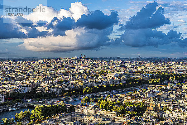 Frankreich  Paris  Blick vom Eiffelturm (von der orthodoxen Kathedrale der Heiligen Dreifaltigkeit zur Herz-Jesu-Basilika von Paris)