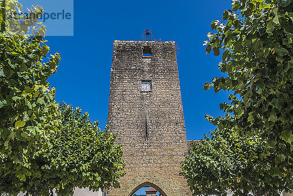 Frankreich  Gers  altes mittelalterliches Dorf Tillac (12.-15. Jh.)  mittelalterlicher Turm (Jakobsweg)