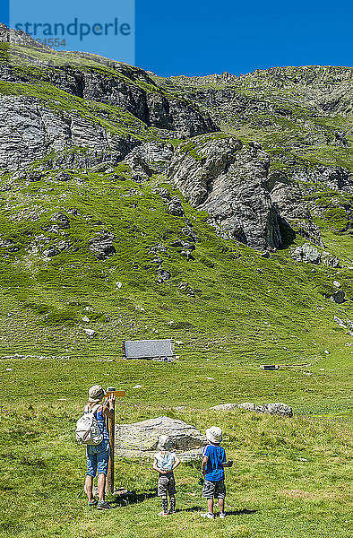 Pyrenäen-Nationalpark  Hautes-Pyrenees  Familie im Cirque d'Estaube (UNESCO-Welterbe)