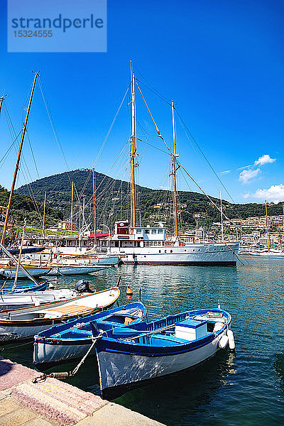 Grazie  Ligurien  Italien - 08 August 2018 - Blick auf das Dorf und den Hafen