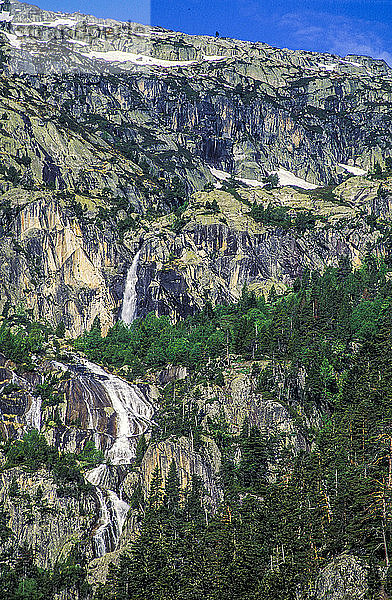 Frankreich  Pyrenäen-Nationalpark  Aure-Tal  Wasserfall im Naturschutzgebiet Neouvieille.