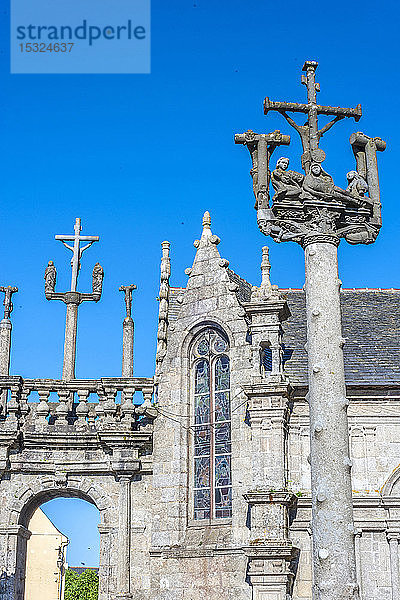 Frankreich  Bretagne  Monts d'Arree  Kirchhof von Commana  Details der Kirche und des Martyriums