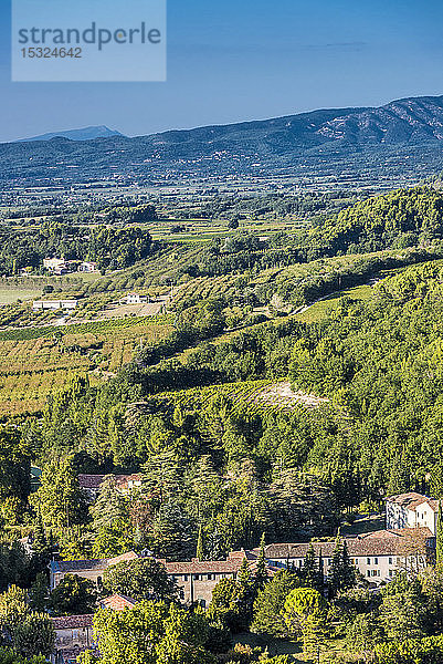 Frankreich  Vaucluse  Blick auf die landwirtschaftliche Ebene von Venasque (Schönstes Dorf Frankreichs)