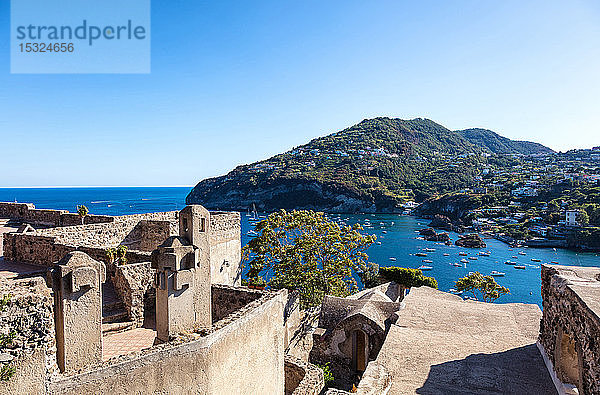Blick auf den Hafen von Forio von der aragonischen Burg auf Ischia  Golf von Neapel  Region Kampanien  Italien