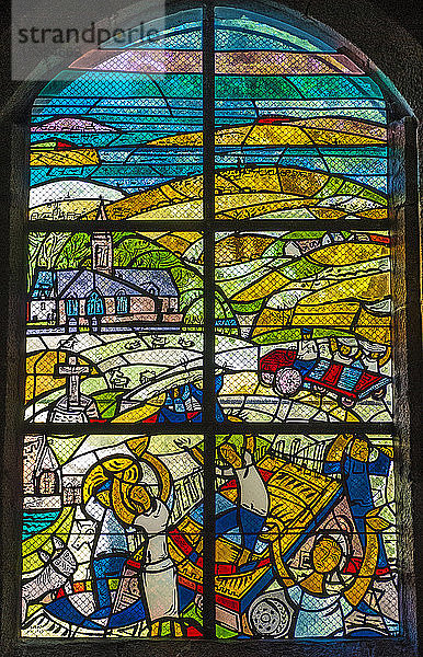 Frankreich  Bretagne  Douamenez  Treboul  Glasmalerei  die einen Volkstanz darstellt (obligatorisches Credot: von R. Querre und J.P le Bihan) in der Kapelle Saint-Jean