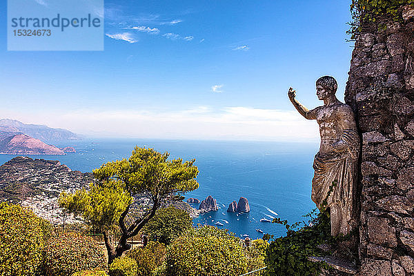 Blick auf das Meer und die Statue des Augustuskaisers  von den Höhen des Monte Solaro  Anacapri  Insel Capri  Region Neapel  Italien