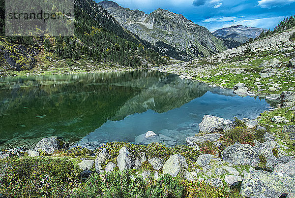 Frankreich  Pyrenäen-Nationalpark  Okzitanien  Val d'Azun  Suyen-See (1535 m ü. M.) am Arrens (reißender Fluss)