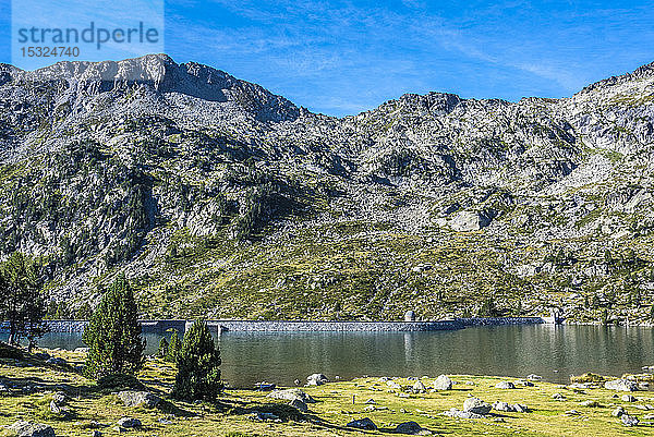 Frankreich  Hautes-Pyrenees  Haute Vallee d'Aure  Nationales Naturschutzgebiet Neouvielle  der Aubert-See (Stausee)