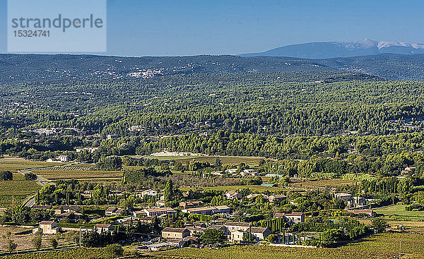 Frankreich  Luberon  Vaucluse  die Ebene des Comtat Venaissin und der Berg Mont Ventoux von Menerbes aus gesehen (schönstes Dorf Frankreichs)