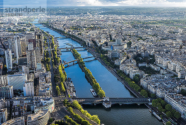 Frankreich  15. und 16. Arrondissement von Paris  Blick vom Eiffelturm (Seine  Ã®le aux Cygnes  pont de Bir-Hakeim  Maison de la Radio)