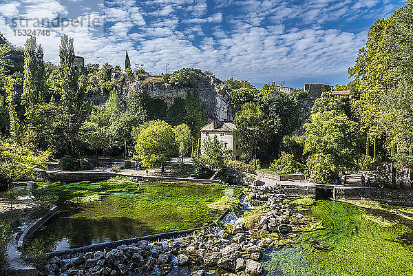Frankreich  Provence  Vaucluse  pays des Sorgues  Fontaine de Vaucluse  Der Fluss Sorgues