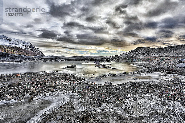 Island. Südliche Region. Svinafellsjokull-Gletscher. Gegossener See.