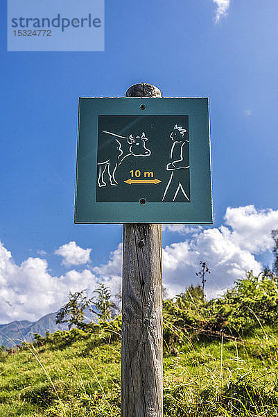 Frankreich  Hautes-Pyrenees  Col de Val Loouron-Azet (1580 Meter hoch) zwischen dem Vallee d'Aure und dem Vallee du Louron  Schilder zum Schutz der Herden