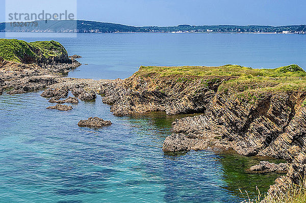 Frankreich  Bretagne  Halbinsel Crozon  Telgruc sur Mer  bei Ebbe wird ein Durchgang zur Ile de l'Aber freigelegt