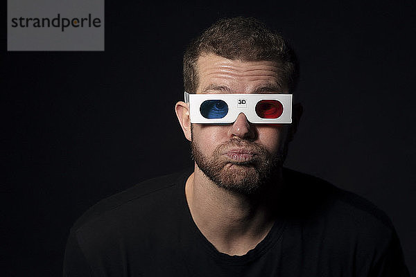 30 Jahre alter Mann  mit 3D-Brille