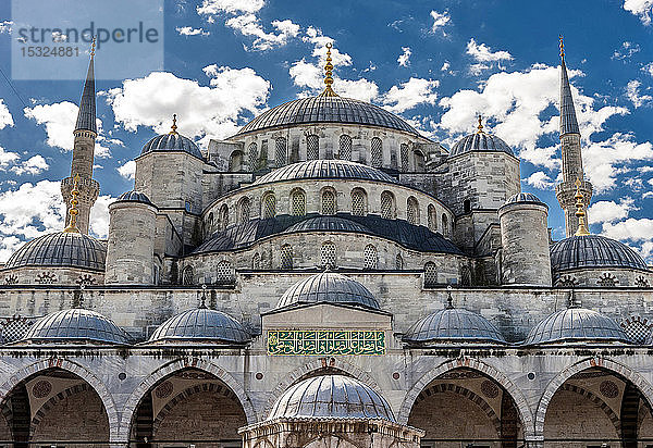 Türkei  Istanbul  Kuppeln und Minarette der Blauen Moschee (1616 von Mehmet Aga  einem Schüler Sinans) (UNESCO-Welterbe)