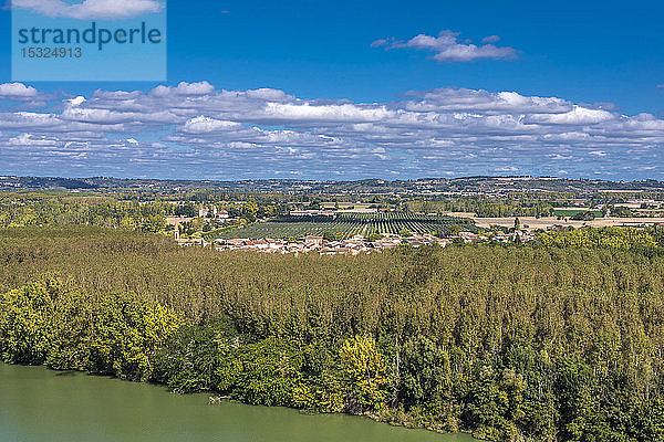 Frankreich  Tarn-et-Garonne  Auvillar  Blick auf die Garonne und das Dorf Espalais (schönstes Dorf Frankreichs) (Jakobsweg)