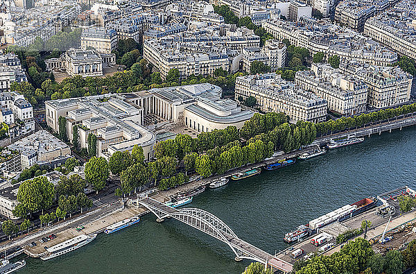 Frankreich  16. Arrondissement von Paris  Blick vom Eiffelturm (Palais de Tokyo  musee d'Art moderne de Paris  palais Galliera  passerelle Debilly  Seine)