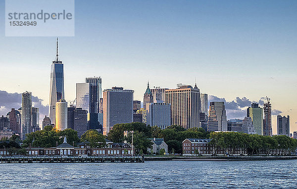USA  New York  Manhattan  Blick auf die Skyline von der Upper Bay