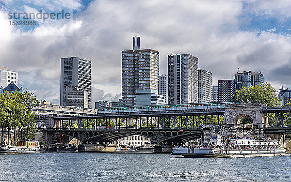 Frankreich  15. Arrondissement  Bezirk Beaugrenelle  Pont de Bir Hakeim über die Seine