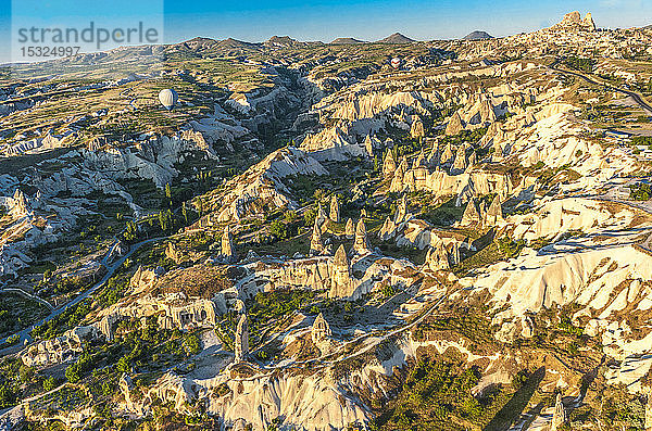 Türkei  Goreme-Nationalpark und Felsen von Kappadokien  Tuffkegel und Stadt Uchisar (UNESCO-Welterbe)
