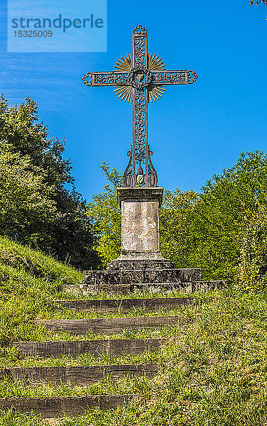 Frankreich  Piemont der Pyrenäen  Haute Garonne  Saint Bertrand de Comminges  Kreuz bei der Kathedrale (Jakobsweg) (UNESCO-Welterbe) (Schönstes Dorf Frankreichs)