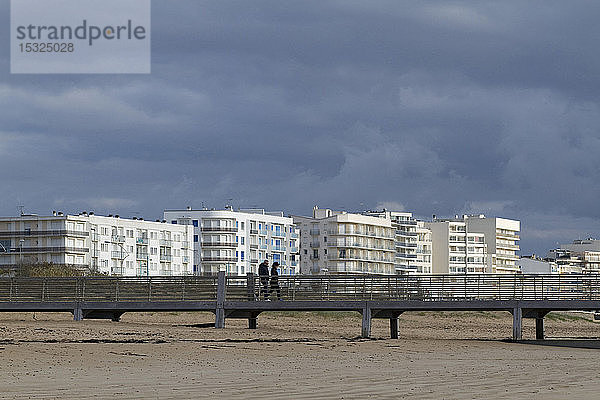 Frankreich  Saint-Jean-de-Monts  85  Paar  das im Herbst am Pier spazieren geht.