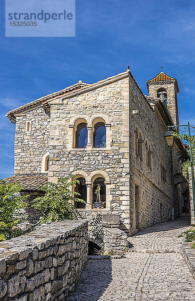 Frankreich  Drome  Regionaler Naturpark der provenzalischen Baronnies  Dorf Saint Jalle  alte Burg und Kapelle