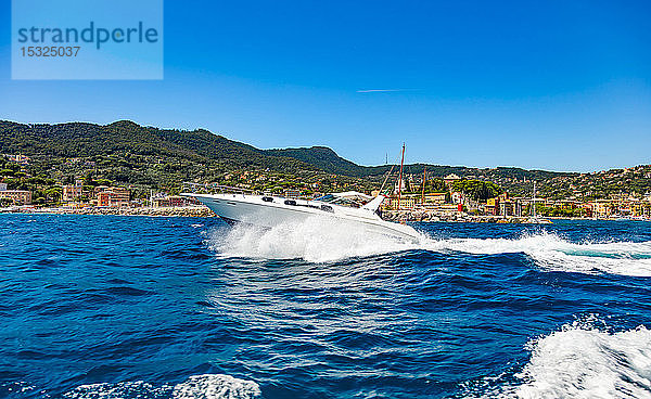 Santa Margherita  Cinque Terre  Ligurien  Italien - 11. August 2018 - Blick auf eine kleine Jacht  die auf dem Meer vor der Stadt segelt