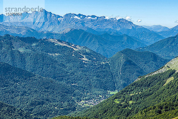 Frankreich  Regionaler Naturpark Pyrenäen Ariegeoises  Wanderweg Bassies-Seen  Blick auf Aulus-les-Bains